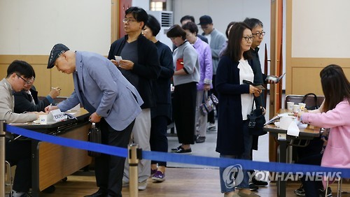 <선택 4.13> 투표 참가하는 시민들     (서울=연합뉴스) 김도훈 기자 = 제 20대 국회의원선거 투표일인 13일 오후 서울 송파구 송파문화원에 마련된 잠실7동 제1투표소에서 시민들이 투표를 위해 선거인명부를 확인하고 있다.