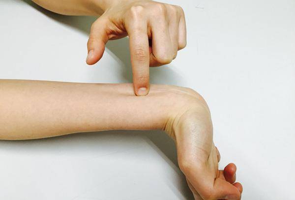 [헬스조선]혈자리 지압을 하면 소화불량 증상 완화에 도움이 될 수 있다. 합곡혈 지압 모습/ 사진=헬스조선