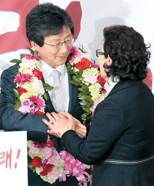 무소속 유승민 후보가 13일 총선 개표 결과 당선이 확정되자 지지자로부터 축하를 받고 있다.  [대구 = 한주형 기자]