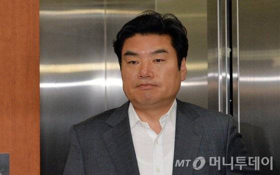 원유철 새누리당 원내대표가 14일 오후 서울 여의도 새누리당 당사에서 열린 긴급 최고위원회의에 참석하고 있다. 이날 회의에서 지도부가 일괄 사퇴하고 원유철 원내대표를 비상대책위원장으로 추대했다.2016.4.14/뉴스1  <저작권자 © 뉴스1코리아, 무단전재 및 재배포 금지>