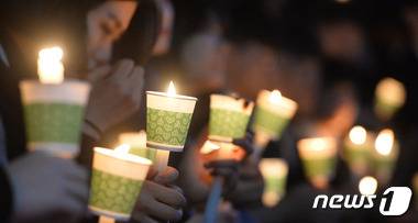 15일 오후 경기도 안산시 단원구 안산문화광장에서 세월호 참사 2주기 학생 추모제에서 학생들이 촛불을 들고 희생자들을 추모하고 있다.  © News1 이재명 기자