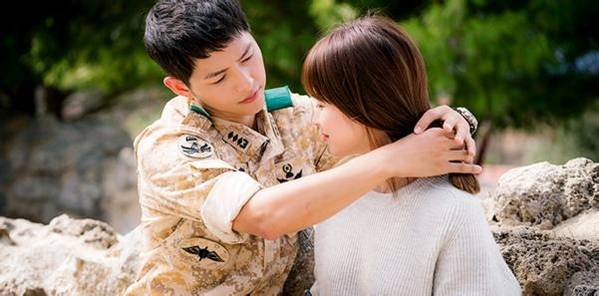 드라마 ‘태양의 후예’의 한 장면. 제작사인 NEW는 이 드라마를 통해 실적 개선에 성공했고, 최근 다른 국내 드라마 제작사들도 앞으로 높은 성장성을 보일 것이라는 분석이 잇따라 나오고 있다./KBS 태양의 후예 방송 캡쳐