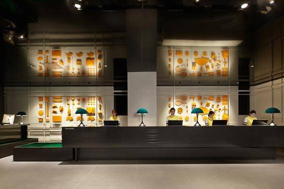 지난 1월 개관한 L7명동의 로비는 언뜻 미술관 입구처럽 보인다. 지상 21층, 지하 3층 구모로 총 245실의 객실을 갖췄다.