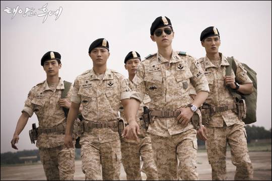 송혜교 송중기 주연의 KBS2 수목드라마 '태양의 후예'는 시청률 30%를 돌파하며 신드롬을 일으켰다.ⓒKBS