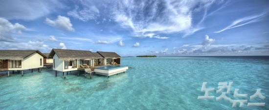 워터 풀빌라에는 6m의 개인 수영장이 있어 몰디브의 바다 위 수영장에서 색다른 분위기를 제공한다. (사진=더 레지던스 제공)