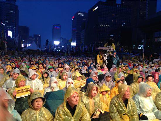▲세월호 2주기 기념 광화문 추모식에 참여한 시민들이 추모 문화제를 관람하고 있다.
