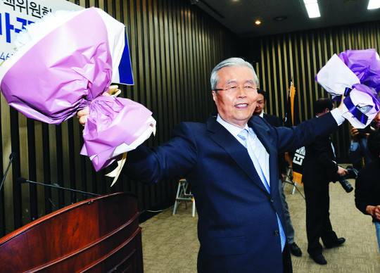 김종인 더불어민주당 비상대책위원회 대표가 15일 국회에서 열린 중앙선거대책위원회 해단식에서 당직자들로부터 받은 꽃다발을 양손에 들고 활짝 웃고 있다. 이동희 기자
