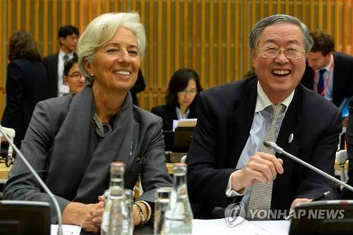 파리 G20 고위급 회의에서 크리스틴 라가르드 IMF 총재와 저우샤오촨 인민은행 총재(AFP=연합뉴스)