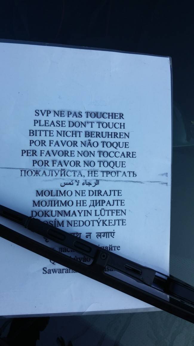 라페라리 차주가 A4 용지에 &ldquo;제발 손대지 마세요&rdquo;라고 적은 모습. 16개 언어로 적혀 있었다