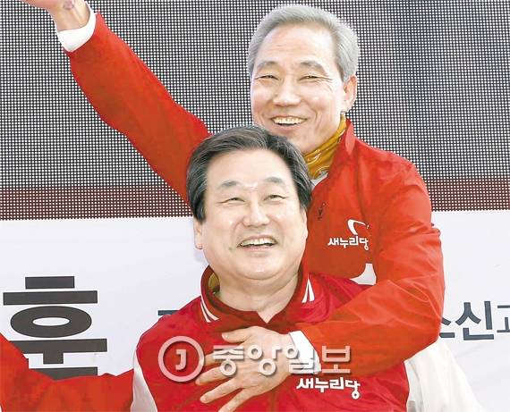 김무성 새누리당 전 대표(아래)가 지난 10일 오후 서울 수서역에서 열린 강남 이종구(갑)·김종훈(을)·이은재(병) 후보 합동 유세에서 김종훈 후보를 업어 주고 있다. [사진 김경빈 기자]
