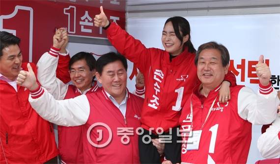 김무성 새누리당 전 대표와 최경환 전경제부총리가 지난 3일 부산 사상구 광장로에서 열린 손수조 후보 거리유세에 참가해 유권자들에게 지지를 호소하고 있다. [사진 송봉근 기자]