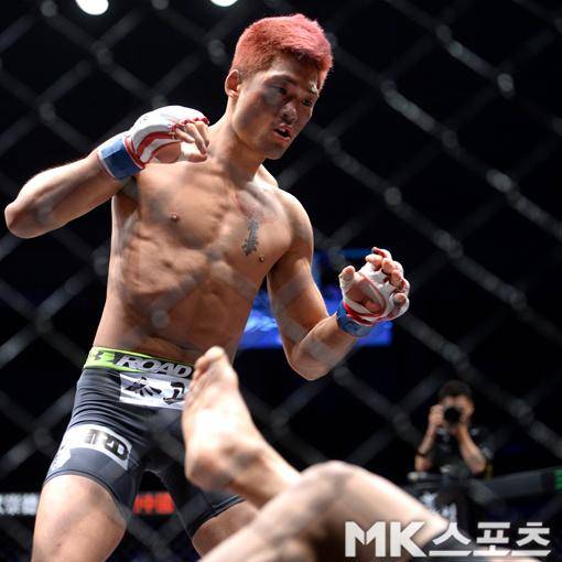 김승연(왼쪽)이 ‘로드 FC 26’에서 정두제(아래)를 KO 시킨 후 내려다보고 있다. 사진(장충체육관)=옥영화 기자