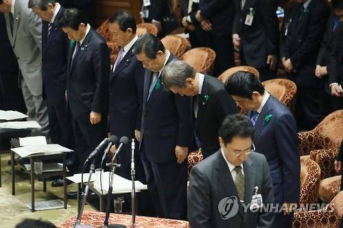 묵념하는 아베 총리와 각료 [AFP=연합뉴스 자료사진]