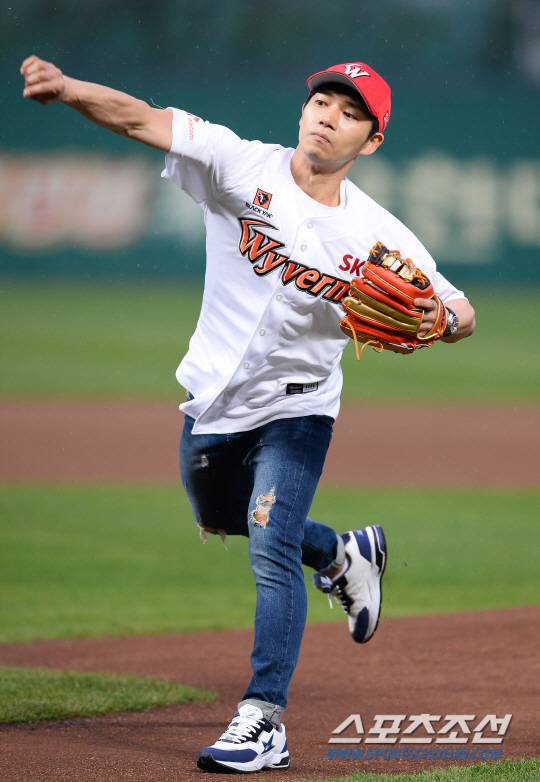 [포토] '태양의 후예' 지승현, '강렬한 시구'