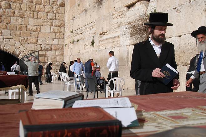 예루살렘 성전이 있었던 ‘통곡의 벽’앞에 있는 정통파 유대교인들. 남성과 여성의 기도 공간이 칸막이로 나뉘어 있다.