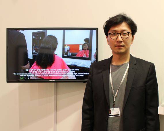 [사진 2] 2016년 3월 아트 바젤 홍콩에 참가한 이완 작가.