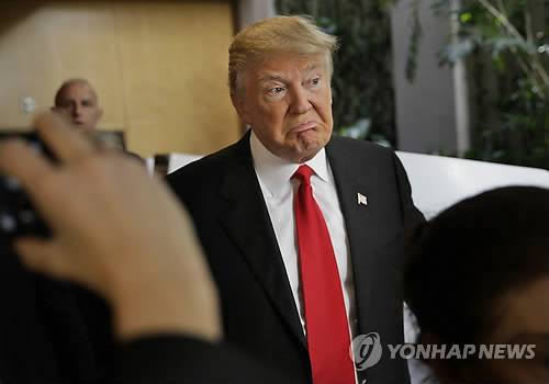 美대선 '뉴욕 경선' 투표 돌입…힐러리·트럼프 승리 예상  (뉴욕 AP=연합뉴스) 미국 대선 경선 레이스의 주요 분수령으로 떠오른 뉴욕주 경선이 19일(현지시간) 시작된 가운데 공화당의 도널드 트럼프가 자신이 거주하는 뉴욕시 트럼프타워 인근 투표소를 찾아 기자들과 얘기를 나누고 있다. 트럼프는 뉴욕주를 비즈니스 기반으로 삼아왔기 때문에 압도적 승리를 거둘 것으로 예상되지만 자력으로 당 대선 후보로 지명되기는 어려울 것이라는 관측이 지배적이다. 민주당의 경우 선두주자 힐러리 클린턴 전 국무장관이 2차례 상원의원을 지낸 이 지역에서 여론조사 결과대로 두자릿수 승리를 거둔다면 사실상 자력으로 당 대선 후보가 될 수 있는 위치에 이른다.
