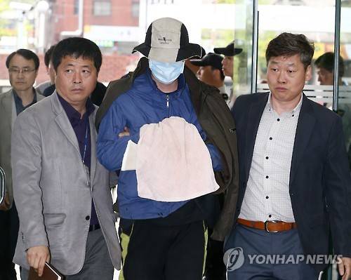 압송되는 여자친구 살인용의자     (서울=연합뉴스) 이재희 기자 = 대낮 아파트 주차장에서 여자친구를 찔러 살해한 혐의로 긴급체포된 한모 씨(31)가 20일 오후 서울 송파경찰서로 들어서고 있다. 2016.4.20     scape@yna.co.kr