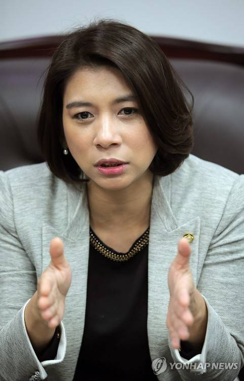 이자스민 의원, 연합뉴스 인터뷰     (서울=연합뉴스) 이정훈 기자 = 최초의 이주민 출신인 새누리당 이자스민 의원이 지난 19일 국회 의원회관 집무실에서 연합뉴스와 인터뷰를 하고 있다. 2016.4.21     uwg806@yna.co.kr