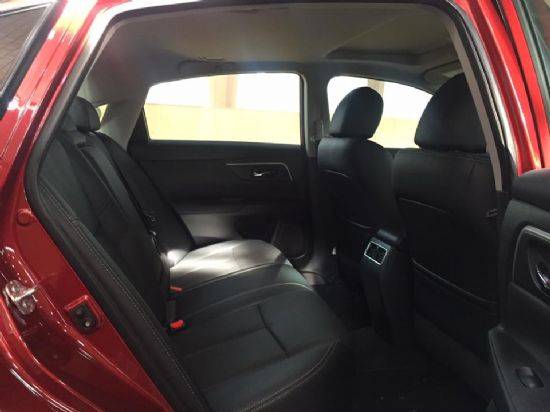 뒷좌석 레그룸은 충분하지만, 헤드룸 부분에서 많은 아쉬움을 남긴 올 뉴 알티마 뒷좌석 (사진=지디넷코리아)