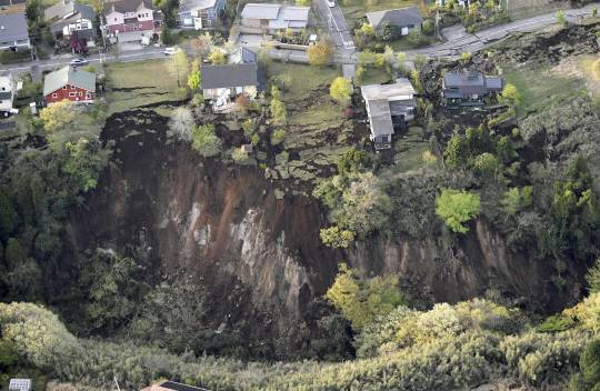 일본 구마모토현에서 지난 14일과 16일 발생한 강진으로 인해 주택가의 지반이 붕괴돼 갈라진 지반 위에 가옥들이 아슬아슬하게 걸쳐 있다. AP교도연합뉴스