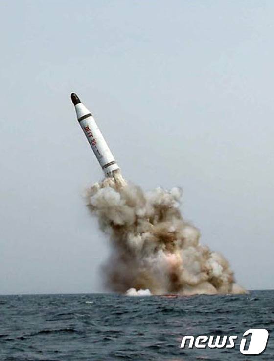 23일 오후 북한은 잠수함 발사 탄도미사일(SLBM)로 추정되는 발사체 1발을 발사했다. 합동참모본부에 따르면 북한은 이날 오후 6시30분께 함경남도 신포시 동북방 동해상에서 잠수함 발사 탄도미사일로 추정되는 발사체 1발을 발사했다. 군 당국은 북한군의 관련 동향을 면밀히 추적 감시하면서 만반의 대비태세를 유지하고 있다고 밝혔다. 사진은 지난해 5월 북한이 공개한 잠수함 발사 미사일 '북극성' 발사장면. (노동신문) 2016.4.23/뉴스1