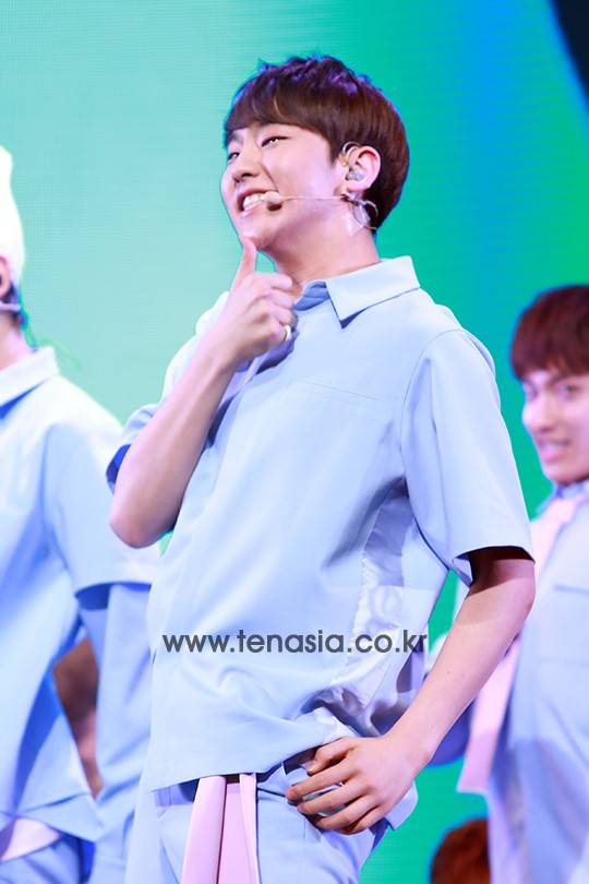 세븐틴 호시가 멋진 무대를 선보이고 있다. (러브레터)