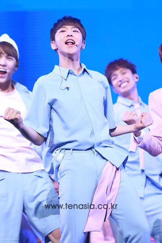 세븐틴 호시가 멋진 무대를 선보이고 있다. (러브레터)