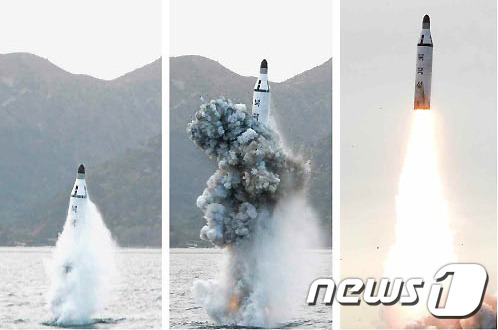 북한은 24일 김정은 제1비서가 참관한 가운데 잠수함발사탄도미사일(SLBM) 시험발사에 성공했다고 주장했다. 노동신문이 잠수함 탄도미사일 발사장면 사진을 공개했다. (노동신문) 2016.4.24/뉴스1