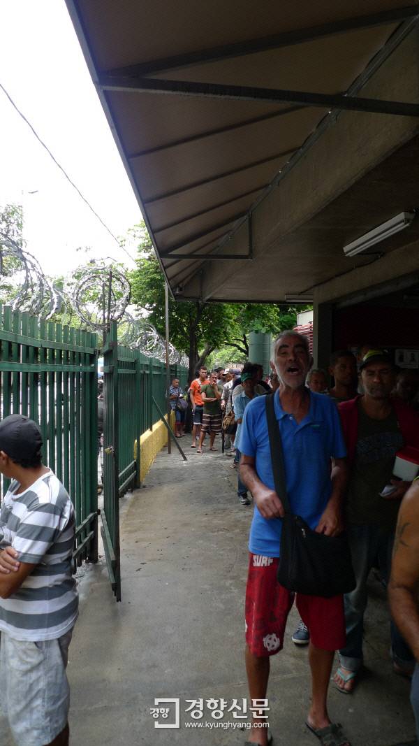 브라질 벨루오리존치 센트로에 있는 민중식당 앞에 시민들이 식권을 받기 위해 줄을 섰다. 벨루오리존치(브라질)| 정희완 기자 roses@kyunghyang.com
