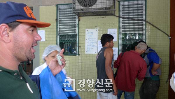 벨루오리존치 센트로에 있는 민중식당 매표소에서 시민들이 무료로 식권을 받았다. 이곳 매표소는 무료로 밥 먹는 사람들이 이용하는 창구와 식권을 사는 창구로 나눠졌다. 벨루오리존치(브라질)| 정희완 기자 roses@kyunghyang.com