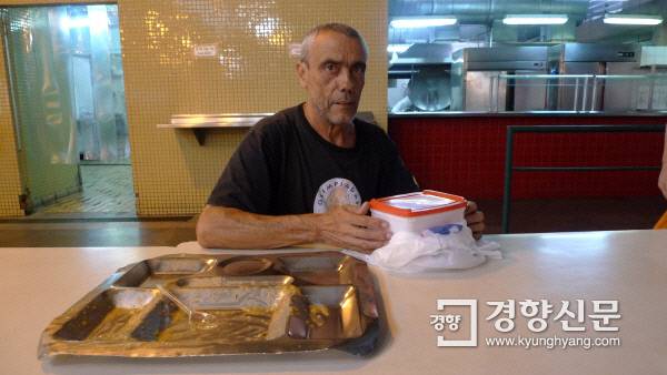 벨루오리존치 센트로 민중식당에서 만난 바그너(67)는 남동생에게 줄 음식을 플라스틱 용기에 담았다. 민중식당에선 음식을 포장해 갈 수 있다. 그는 민중식당을 이용한 뒤 ‘장 통증’이 사라졌다고 했다. 벨루오리존치(브라질)| 정희완 기자 roses@kyunghyang.com
