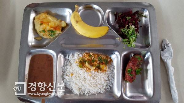 벨루오리존치 바레이루 민중식당에서 점심으로 밥과 소시지, 옥수수 가루로 만든 ‘앙구’, 바나나가 나왔다. 벨루오리존치(브라질)| 정희완 기자 roses@kyunghyang.com