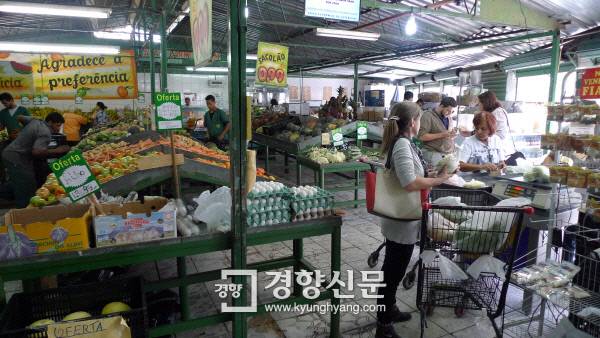 벨루오리존치 산타루지아는 빈민가와 부촌이 공존하는 지역이다. ABC마켓은 빈민가의 초입에 있지만 부촌에 사는 시민들도 이용한다. 벨루오리존치(브라질)| 정희완 기자 roses@kyunghyang.com