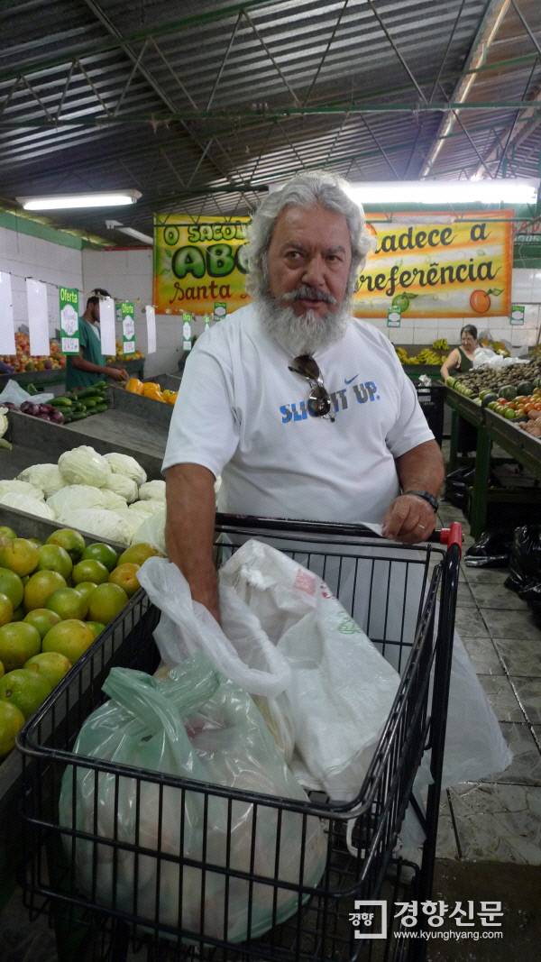 벨루오리존치 산타루지아의 바로 옆 동네인 상벤투에 사는 파울루(75)는 “빈민가에 대한 거부감은 없다. 자전거나 오토바이를 타고 올 정도로 안전하다”며 ABC마켓에서 장을 봤다. 상벤투는 주로 중산층 이상의 주민들이 거주하는 지역이다. 파울루는 은퇴를 했지만 임대 수익과 연금 등으로 한달에 5000헤알 이상 번다. 벨루오리존치(브라질)| 정희완 기자 roses@kyunghyang.com