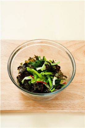 2.실파에 국간장을 넣어 무친 후 김, 홍고추를 넣고 깨소금, 참기름을 넣어 조물조물 무친다.