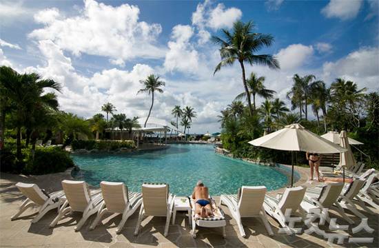 수영장과 부대시설이 편안하고 다양해 만족도가 높은 괌 하얏트. (사진=괌몰 제공)