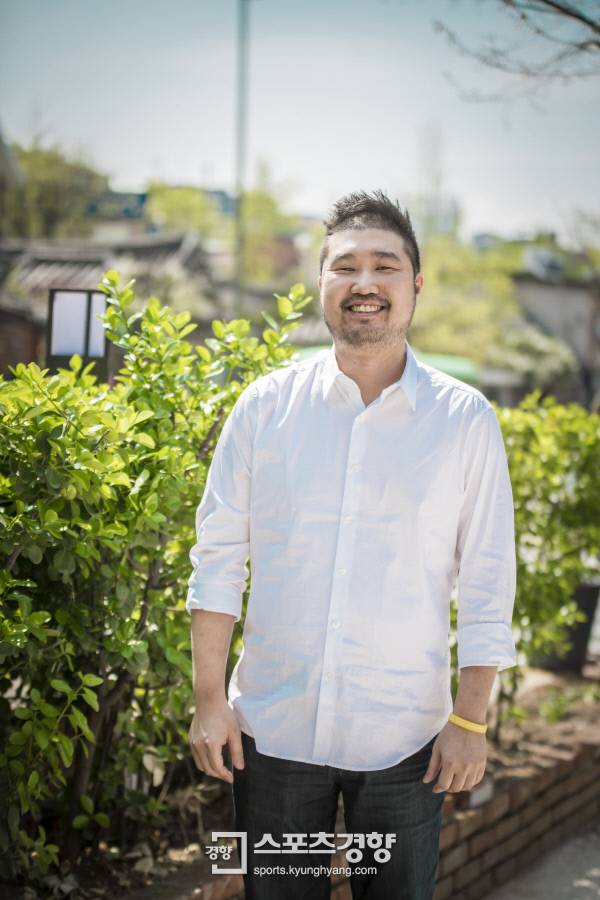 KBS2 드라마 ‘태양의 후예’의 대본을 김은숙 작가와 함께 공동집필한 김원석 작가가 서울 삼청동의 한 카페에서 스포츠경향과 인터뷰를 하기 전 포즈를 취하고 있다. 사진 태양의 후예 문화전문회사, NEW