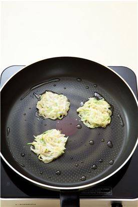 3. 프라이팬을 달군 뒤 기름을 두르고 반죽을 떠 넣어 노릇노릇하게 지진다.