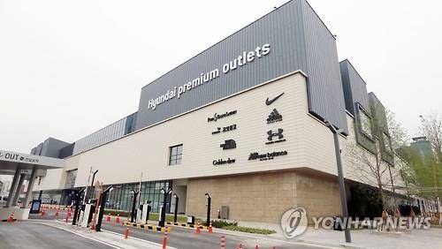 (인천=연합뉴스) 윤태현 기자 = 27일 오전 인천시 연수구 현대프리미엄아웃렛 송도점이 29일 오픈을 앞두고 고객을 맞을 채비를 서두르고 있다. 이 쇼핑몰은 300여개의 브랜드와 유명 맛집을 입점시켜 이용객들이 쇼핑, 식사, 여가를 한 곳에서 즐길 수 있도록 설계됐다. 2016.4.27 tomatoyoon@yna.co.kr