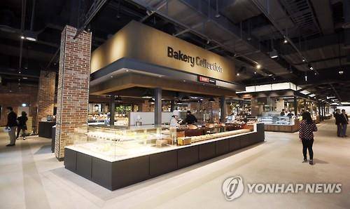 (인천=연합뉴스) 윤태현 기자 = 27일 오전 인천시 연수구 현대프리미엄아웃렛 송도점이 29일 오픈을 앞두고 분주한 모습을 보이고 있다. 이 쇼핑몰은 300여개의 브랜드와 유명 맛집을 입점시켜 이용객들이 쇼핑, 식사, 여가를 한 곳에서 즐길 수 있도록 설계됐다. 2016.4.27