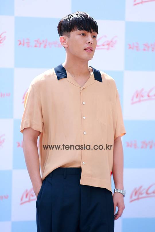 배우 유아인이 포토타임을 갖고 있다.