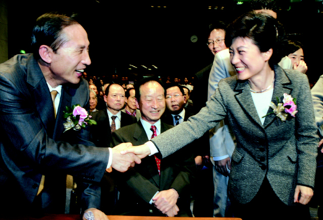 2005년 11월7일 서울 프레스센터에서 열린 뉴라이트전국연합 창립대회에서 당시 이명박 서울시장과 박근혜 한나라당 대표가 반갑게 악수하고 있다.