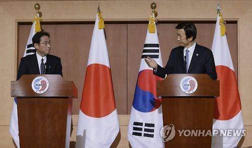 작년 12월 28일 서울에서 한일 위안부 합의를 발표하는 윤병세(오른쪽) 외교부 장관과 기시다 후미오 일본 외무상.[AP.연합뉴스.자료사진]