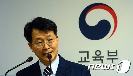 이진석 교육부 학술장학지원관이 2일 정부세종청사 교육부 브리핑실에서 법학전문대학원 입학실태조사 결과 발표를 하고 있다. 2016.5.2/뉴스1 © News1 장수영 기자