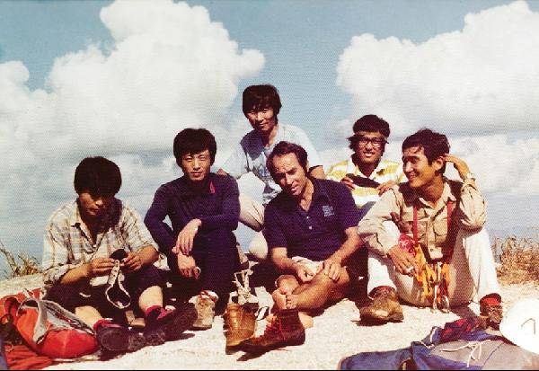 [월간산]왼쪽부터 박일환, 김도섭, 최윤식, 이본 취나드, 최영규, 박영배씨. 선인봉 정상에서 유기수씨가 찍었다.
