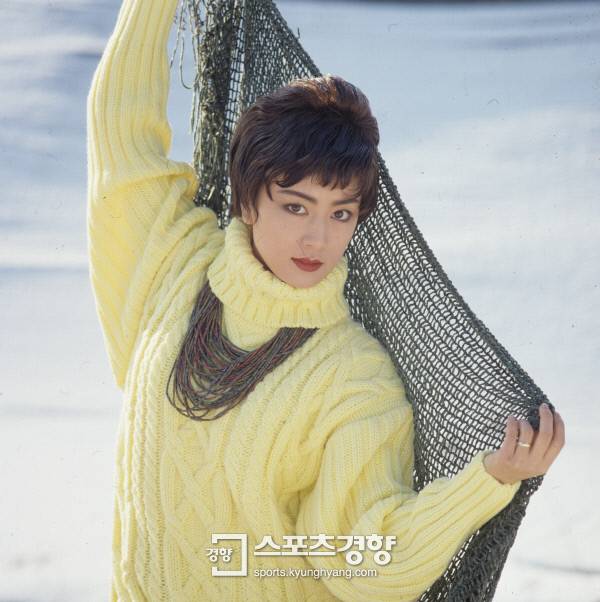 스웨터를 입고 끈으로 엮은 목걸이를 한 김혜선 1991년. 경향신문 자료사진