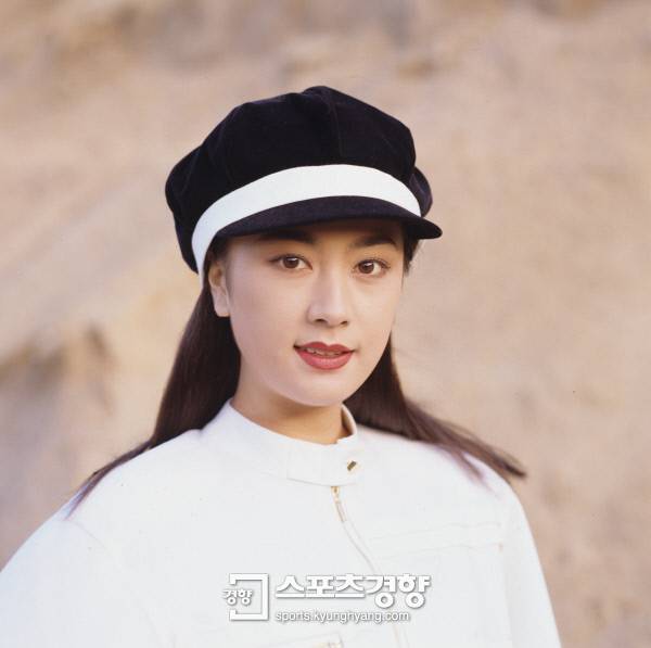 야외에서 모자쓴 캐주얼 차림의 김혜선. 1992년 경향신문 자료사진