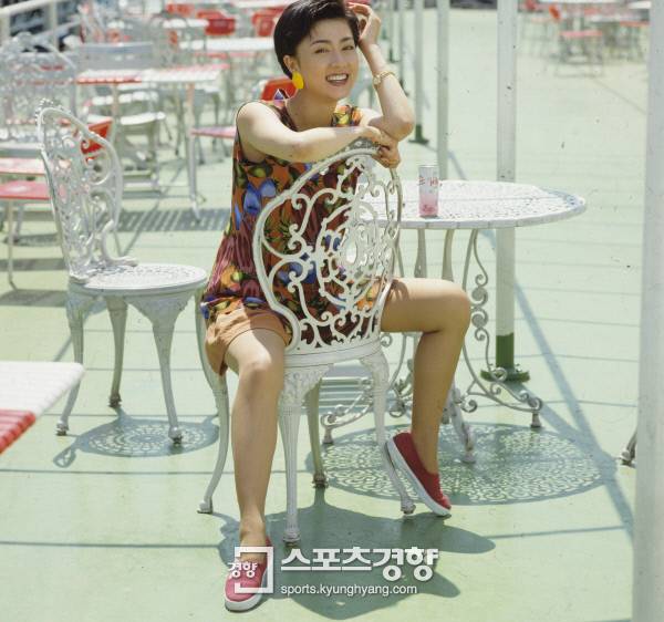 유람선에서 캐주얼차림의 김혜선. 1992년 경향신문 자료사진