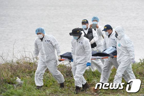 자루 속에서 사람 하반신이 발견된지 이틀 지난 3일 오후 경기도 안산시 대부도 입구 방아머리선착장 부근에서 자루에 담긴 상반신 사체가 발견돼 과학수사대가 시신을 옮기고 있다.  2016.5.3/뉴스1 © News1 이재명 기자